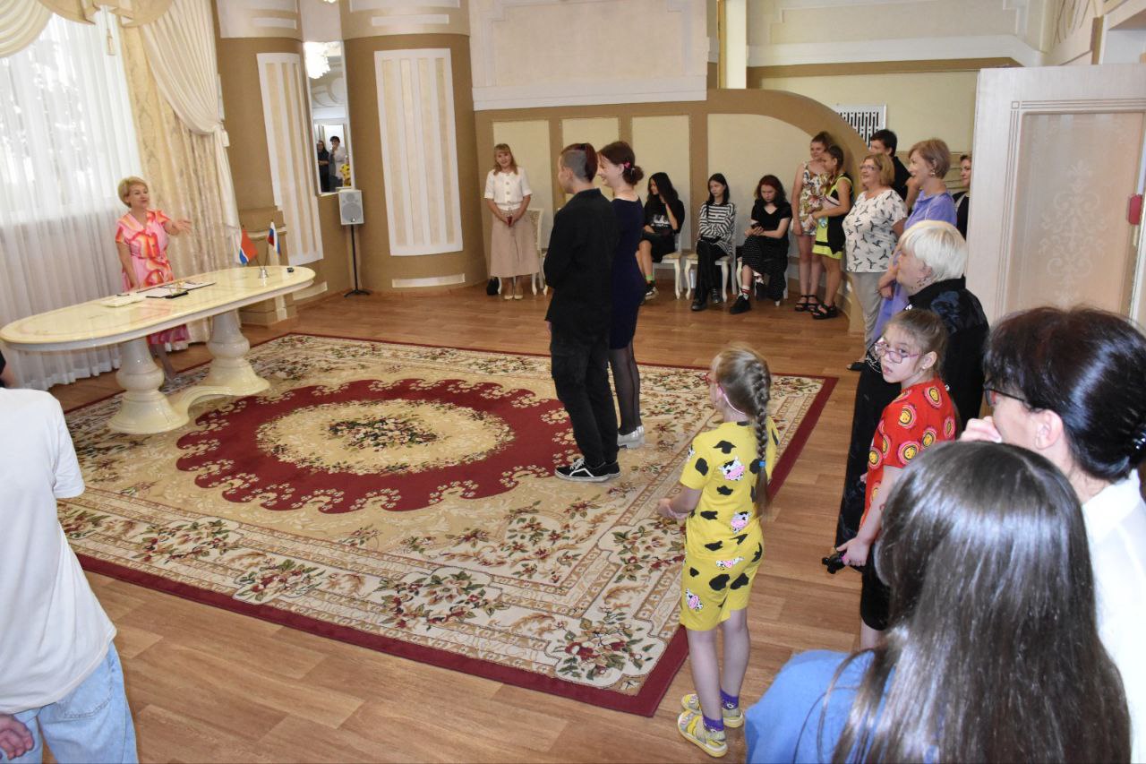 Благовещенским сиротам показали «кухню» ЗАГСа 