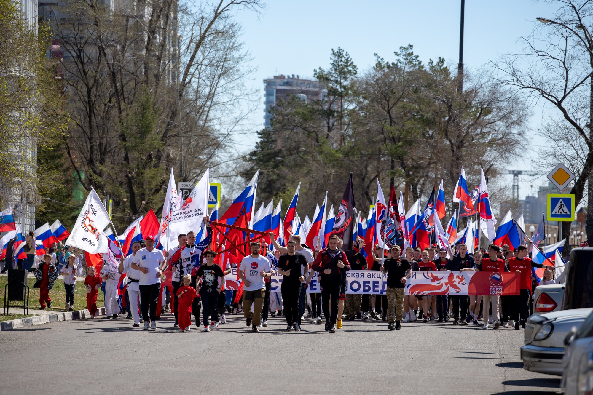 В Благовещенске спортсмены пробежали «Эстафету побед»