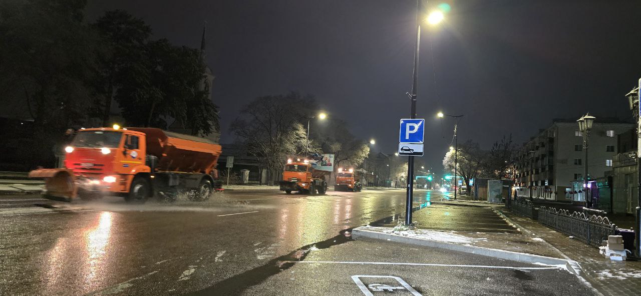 Дорожные рабочие ночью подсыпали солью городские магистрали и подмели тротуары 