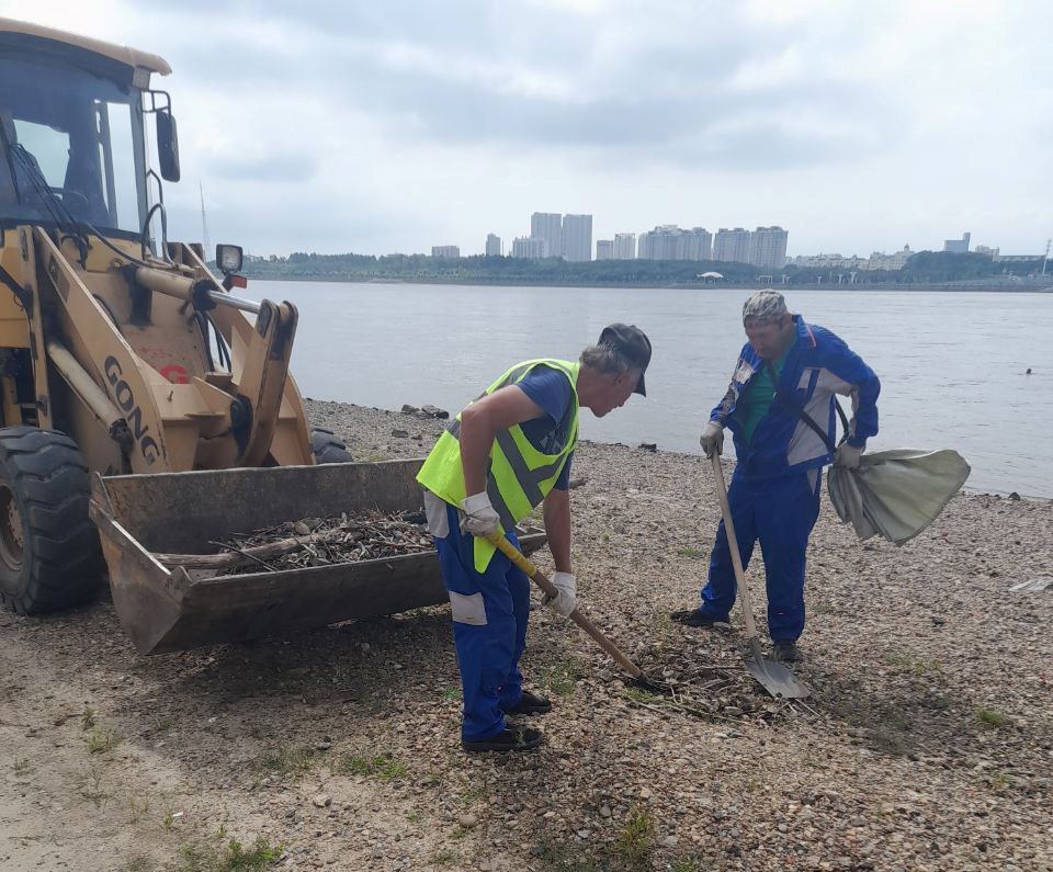 ГСТК чистит пляж на набережной, ремонтирует ливневку и оборудует тротуар в Благовещенске