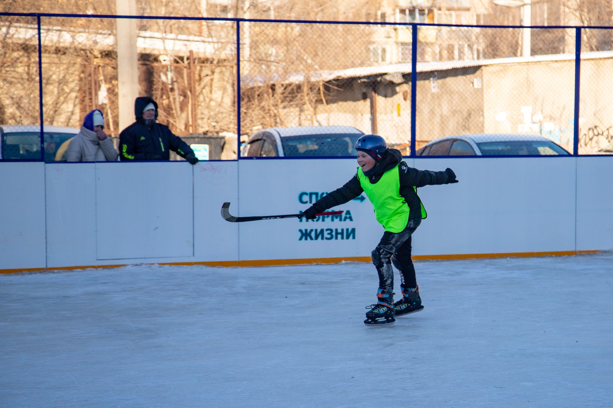 Хоккею с мячом учили ребят из благовещенского двора на Зейской