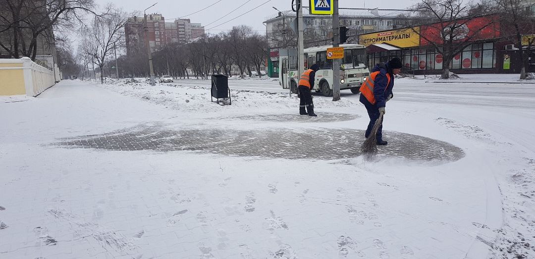 ГСТК чистит дороги и тротуары от свежевыпавшего снега