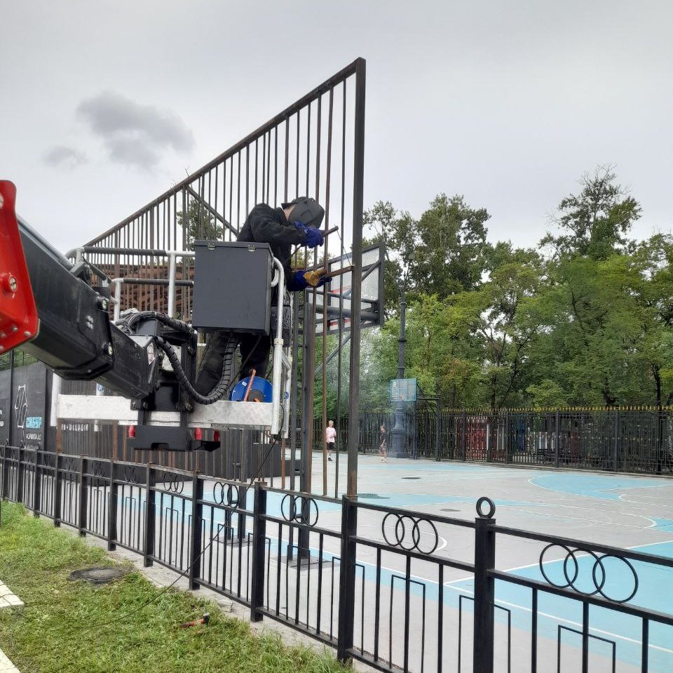 Баскетбольную площадку на набережной Благовещенска подлатал ГСТК