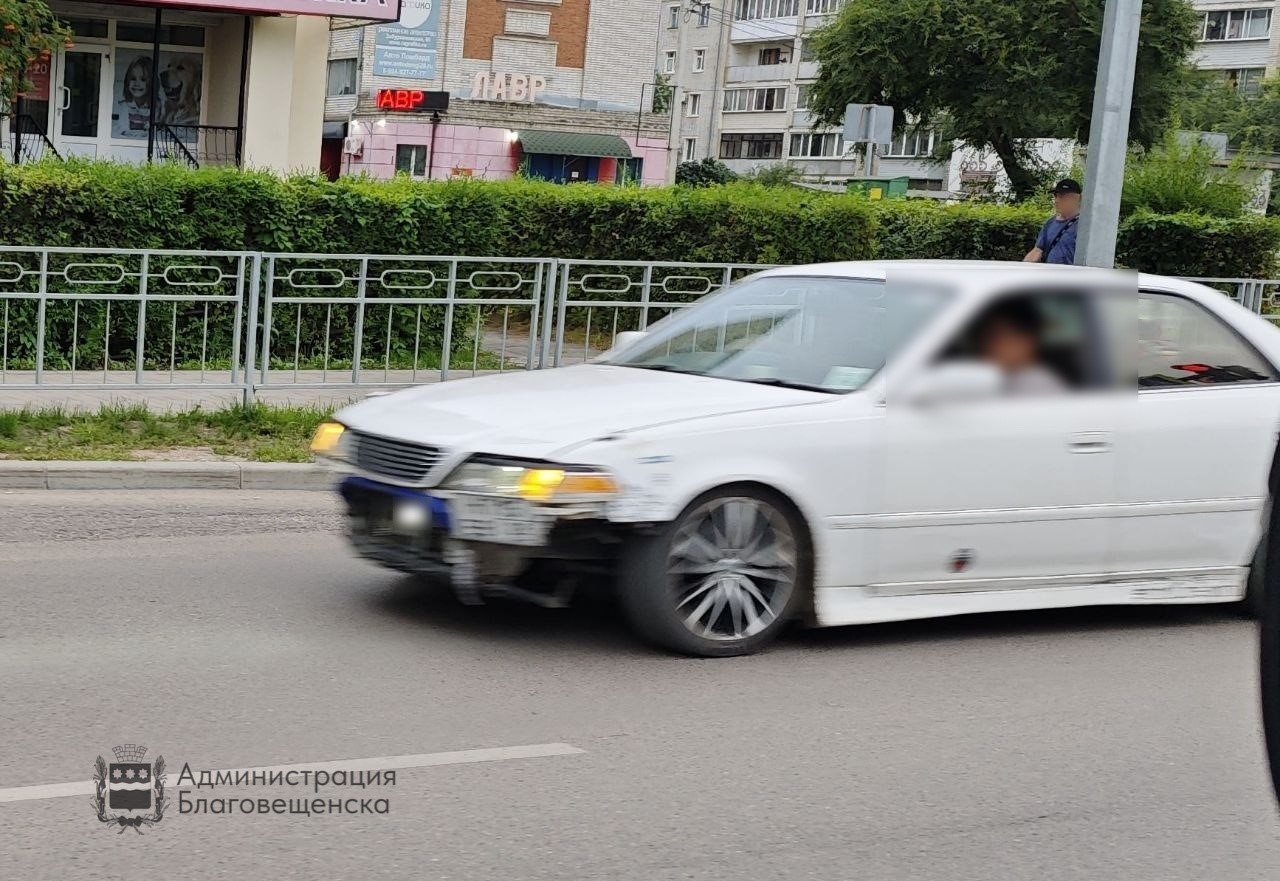 Без бампера, но не без внимания: в Благовещенске поймали «аудио-визуального» нарушителя