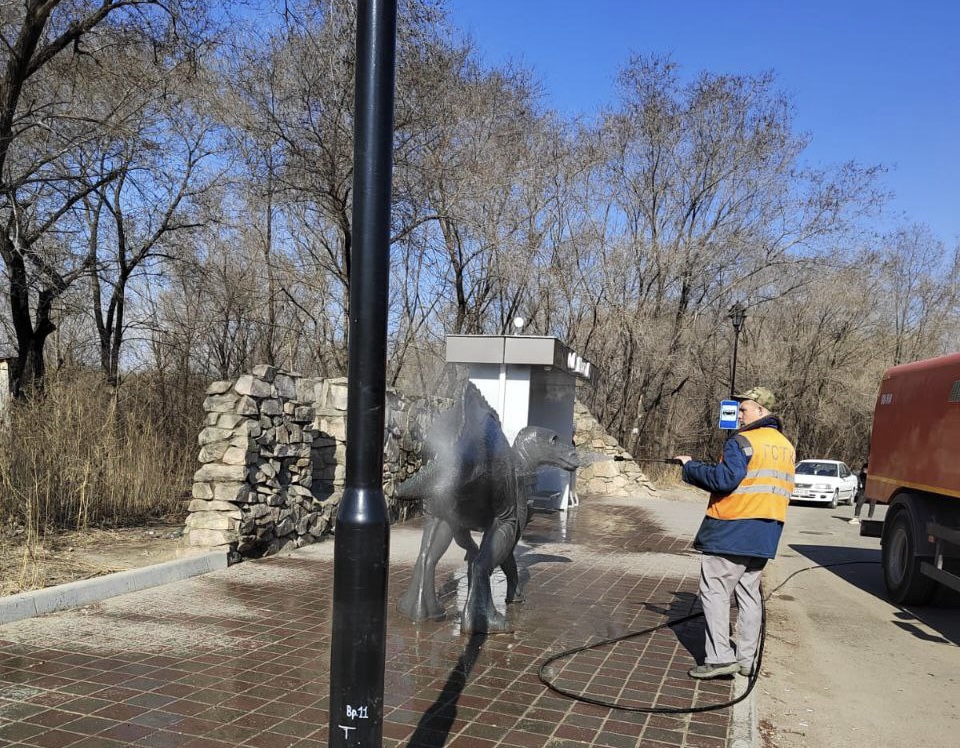 ГСТК помыли динозавра в Благовещенске 