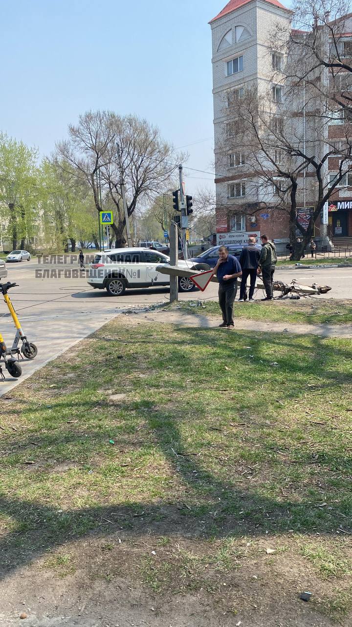 Благовещенский автомобилист решил лично «проверить» на прочность городскую инфраструктуру