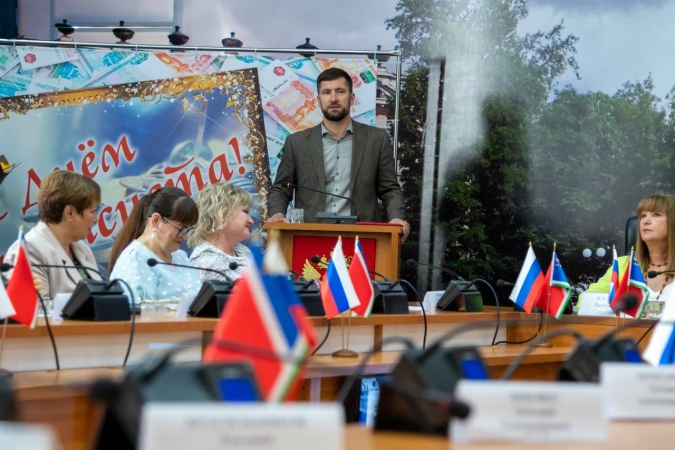 Максим Ноженкин поздравил финансистов с профессиональным праздником