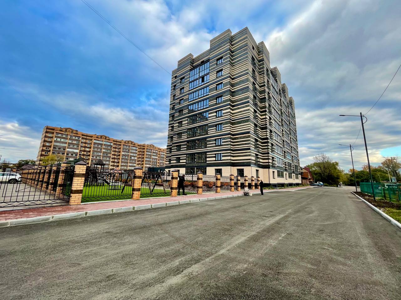 Предприниматель за свой счет уложил асфальт и тротуары в одном из районов Благовещенска