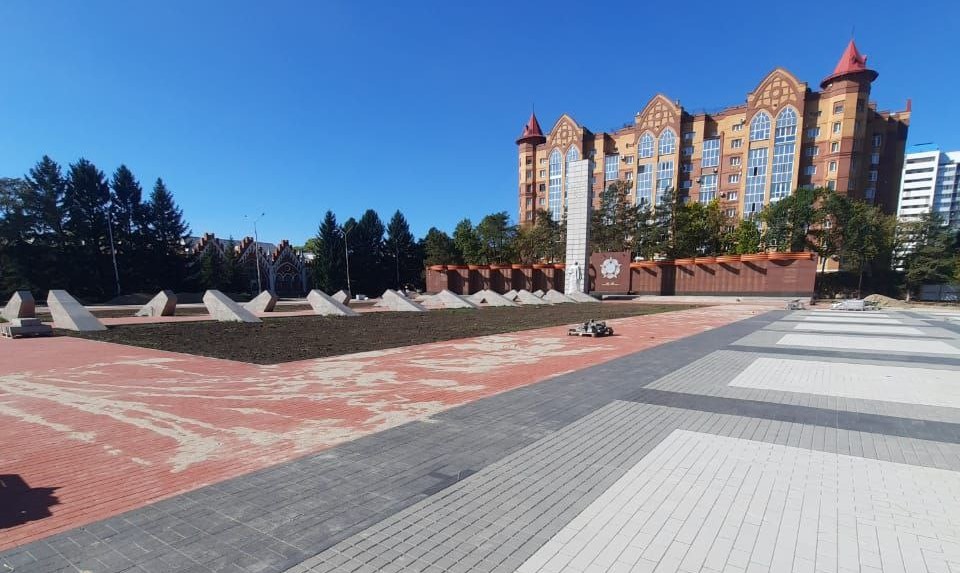Устройство основания и укладка тротуара: реконструкцию площади Победы в Благовещенске завершили на 40% 