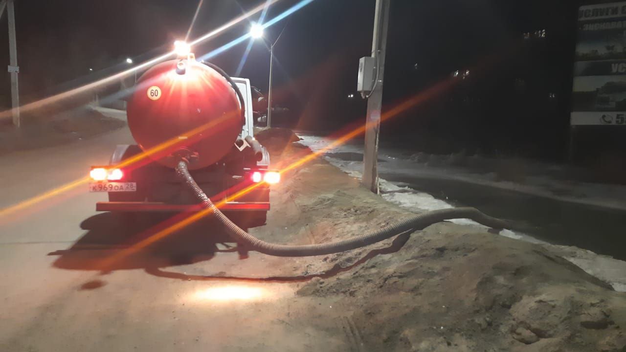 Откачка луж, подсыпка тротуаров, установка урн: рабочие ГСТК круглосуточно трудятся на магистралях амурской столицы