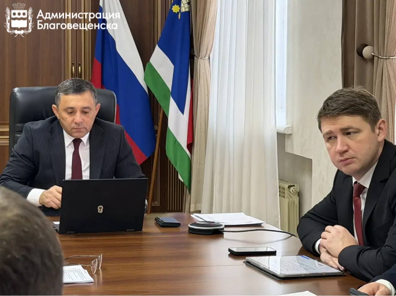 Максимум техники, волонтеры и субботники: Благовещенск борется с последствиями двух циклонов, которые принесли более трех месячных норм снега 