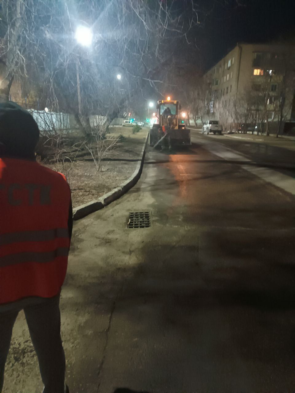 Отремонтировать памятник и ливневые решётки, помыть автобусные остановки, нанести разметку