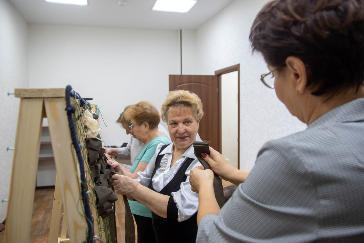 Сухой душ, носилки, сети и нашлемники изготавливают на «Фабрике для СВОих» в Благовещенске