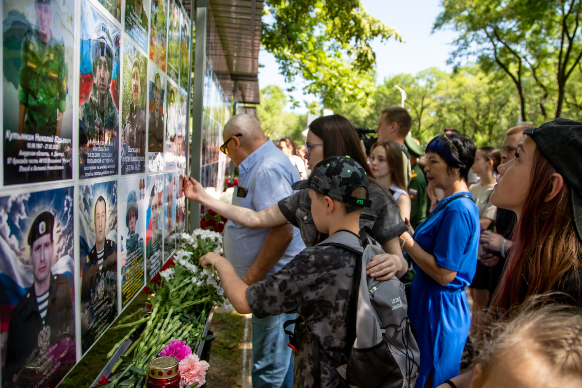 Разные эпохи — одна память: в Благовещенске открыли временный мемориал памяти участников локальных войн и конфликтов