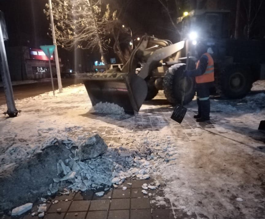 В ночь тротуары очищали на 4 улицах Благовещенска