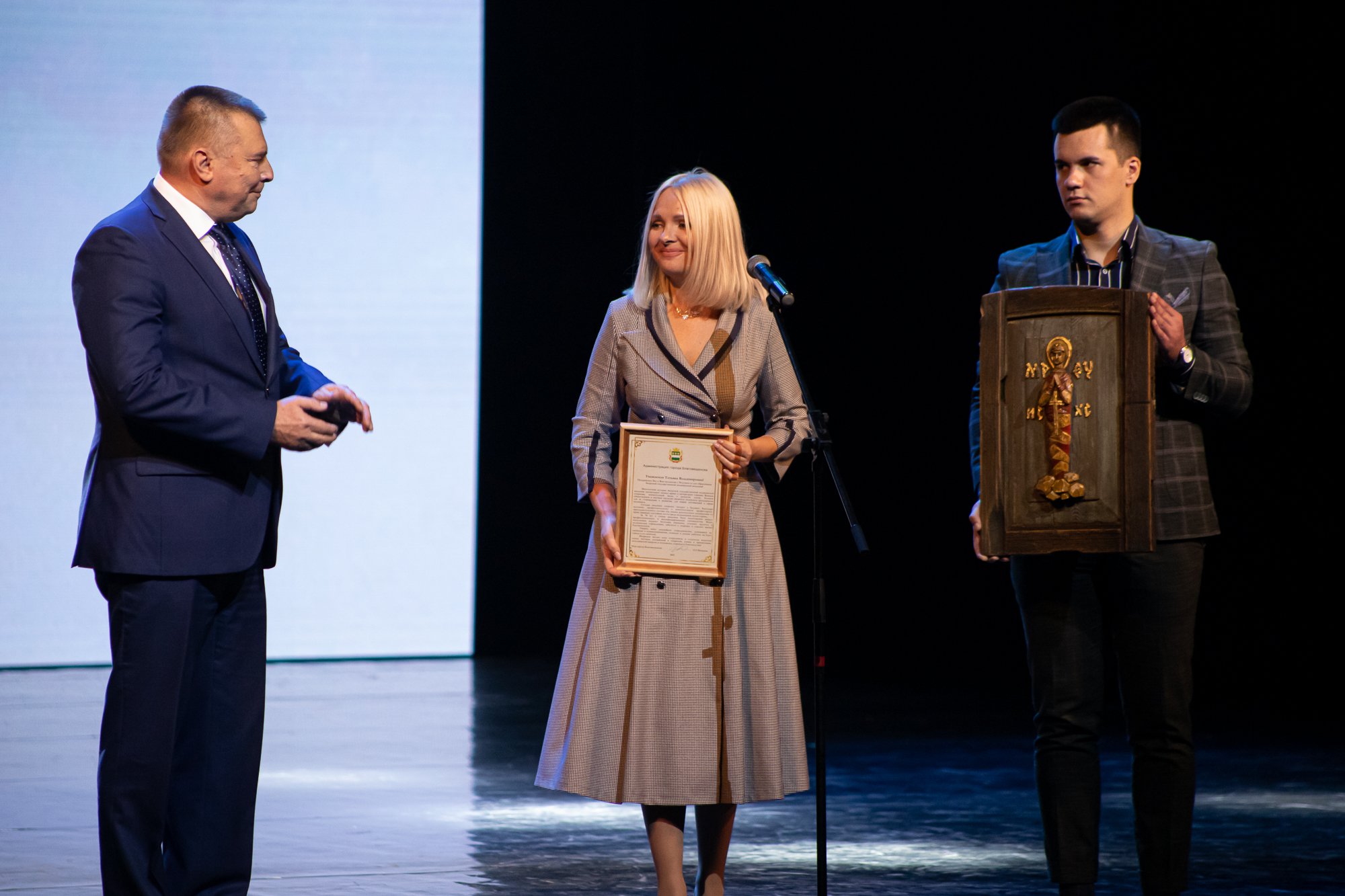 Картину с образом Богоматери вручила Виктория Хопатько на юбилей медакадемии