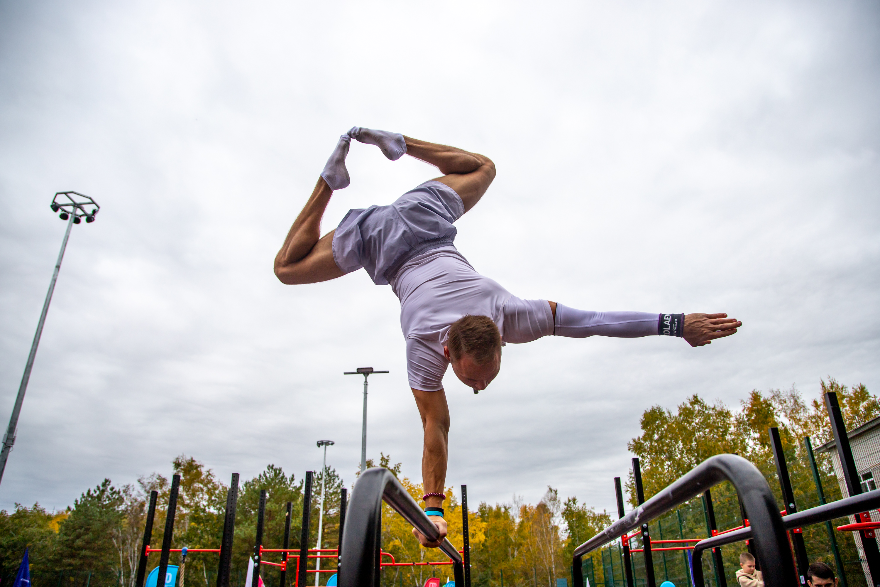 «Умную» спортивную площадку в Благовещенске открыли зарядкой и состязаниями