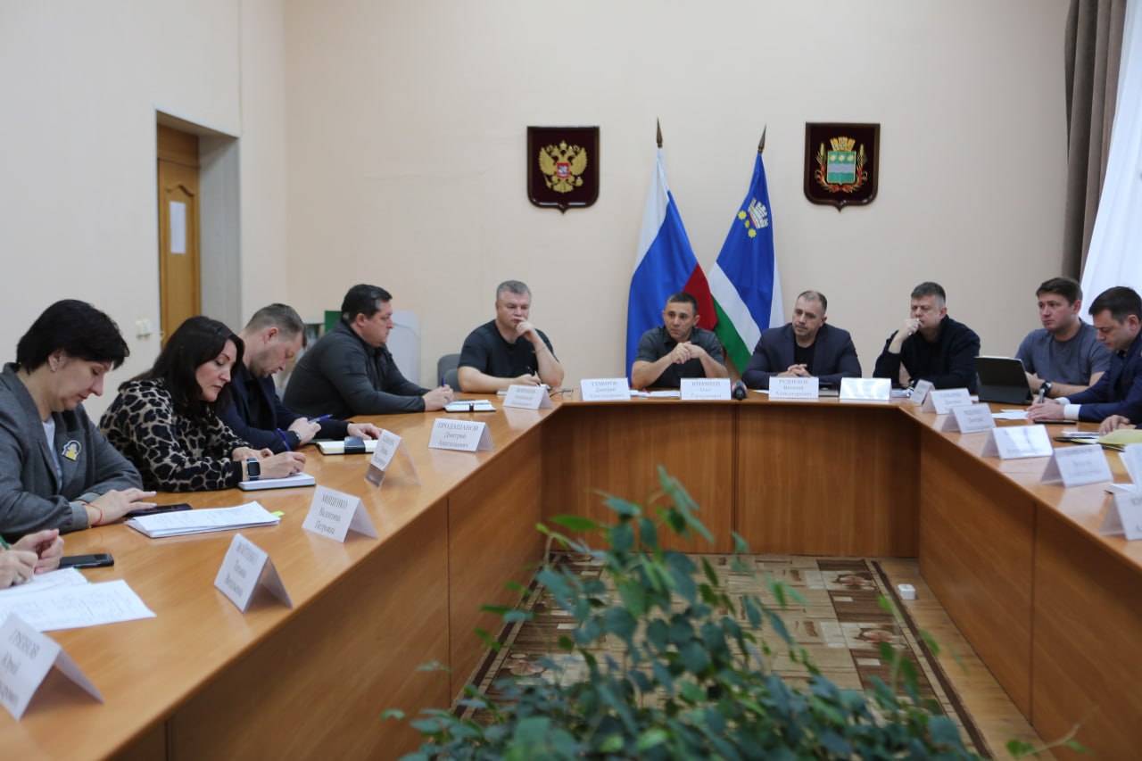 Обследование крыш зданий и МКД, привлечение дополнительной спецтехники и людей, временные места складирования снега: мэр Благовещенска провел оперативный штаб по ликвидации последствий мощнейшего снегопада