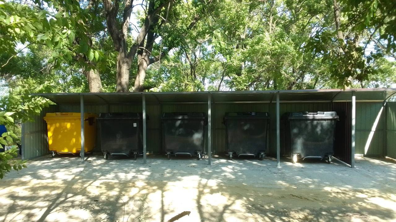 Современными евроконтейнерами пополнились еще несколько дворов амурской столицы