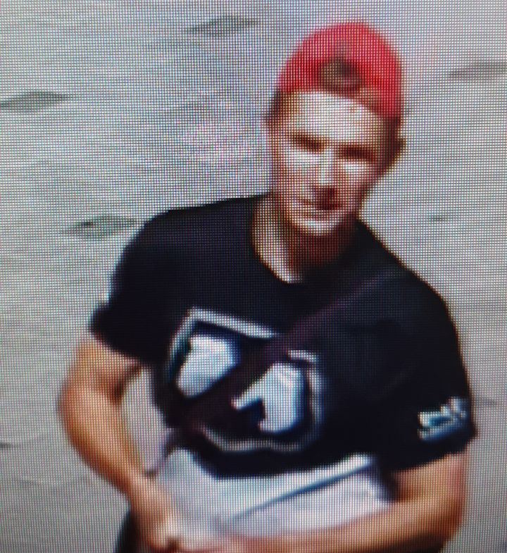 Благовещенцы равнодушно отнеслись к вандалу, расклеивающему объявления на новой остановке средь бела дня