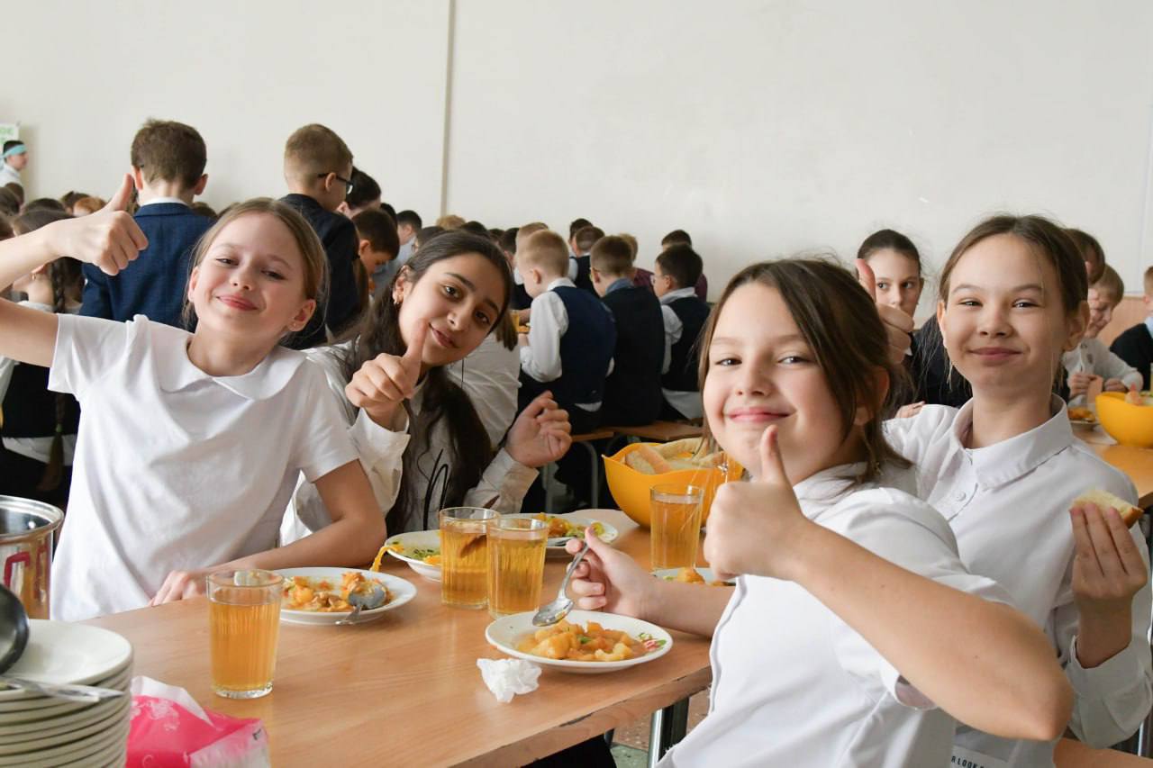 По поручению мэра Олега Имамеева пять благовещенских школ оснастят современными обедоматами до конца года