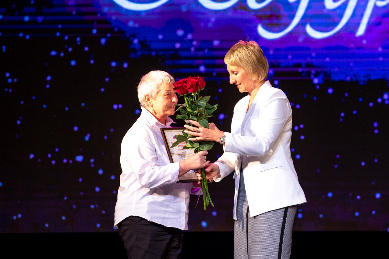 В День учителя молодым педагогам Благовещенска подарили премии 