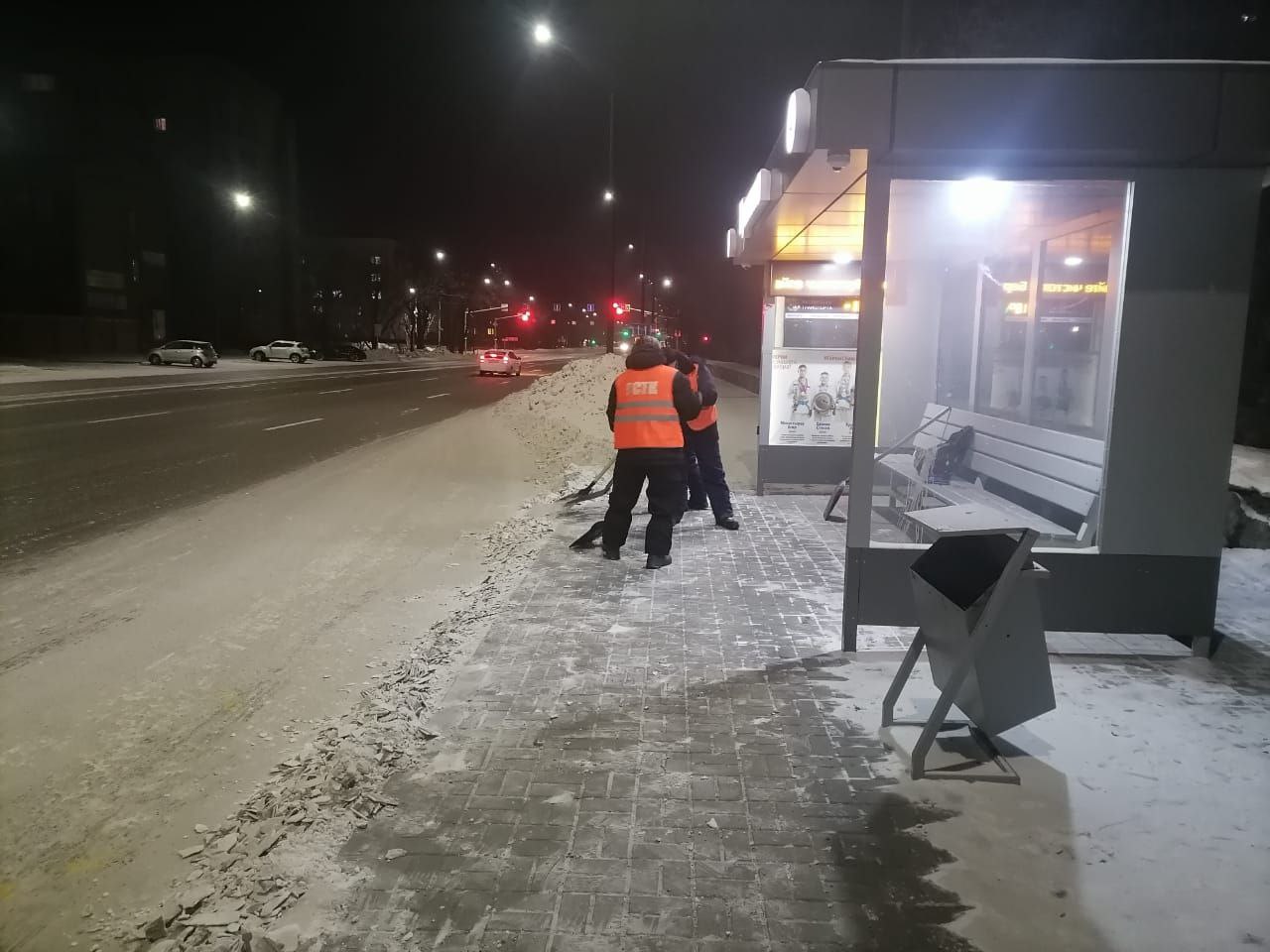 ГСТК очистил «прилотковку» и остановки от снежного наката