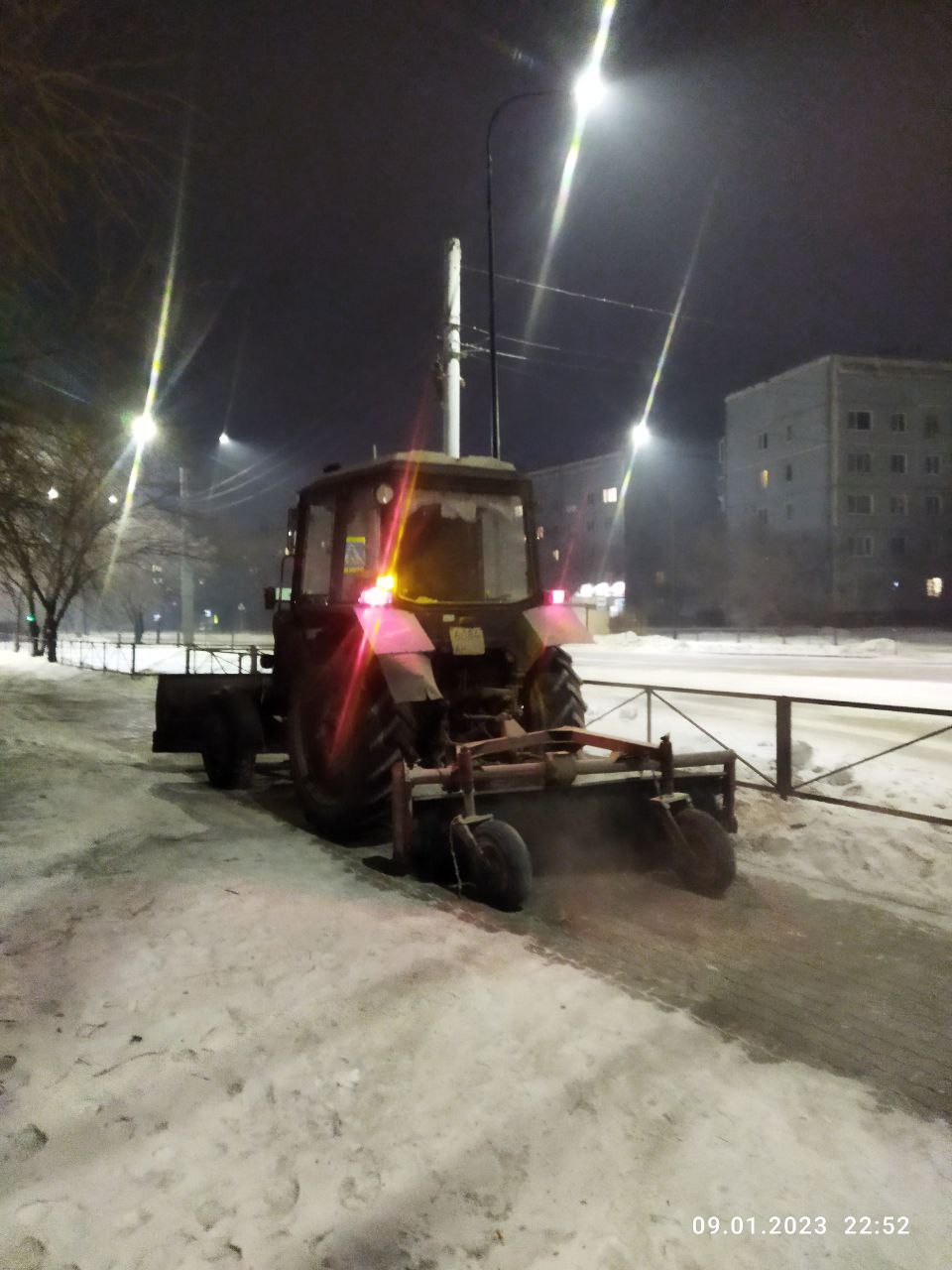 Рабочие ГСТК ночью очищали тротуары в микрорайоне, на "Тайване" и на КПП