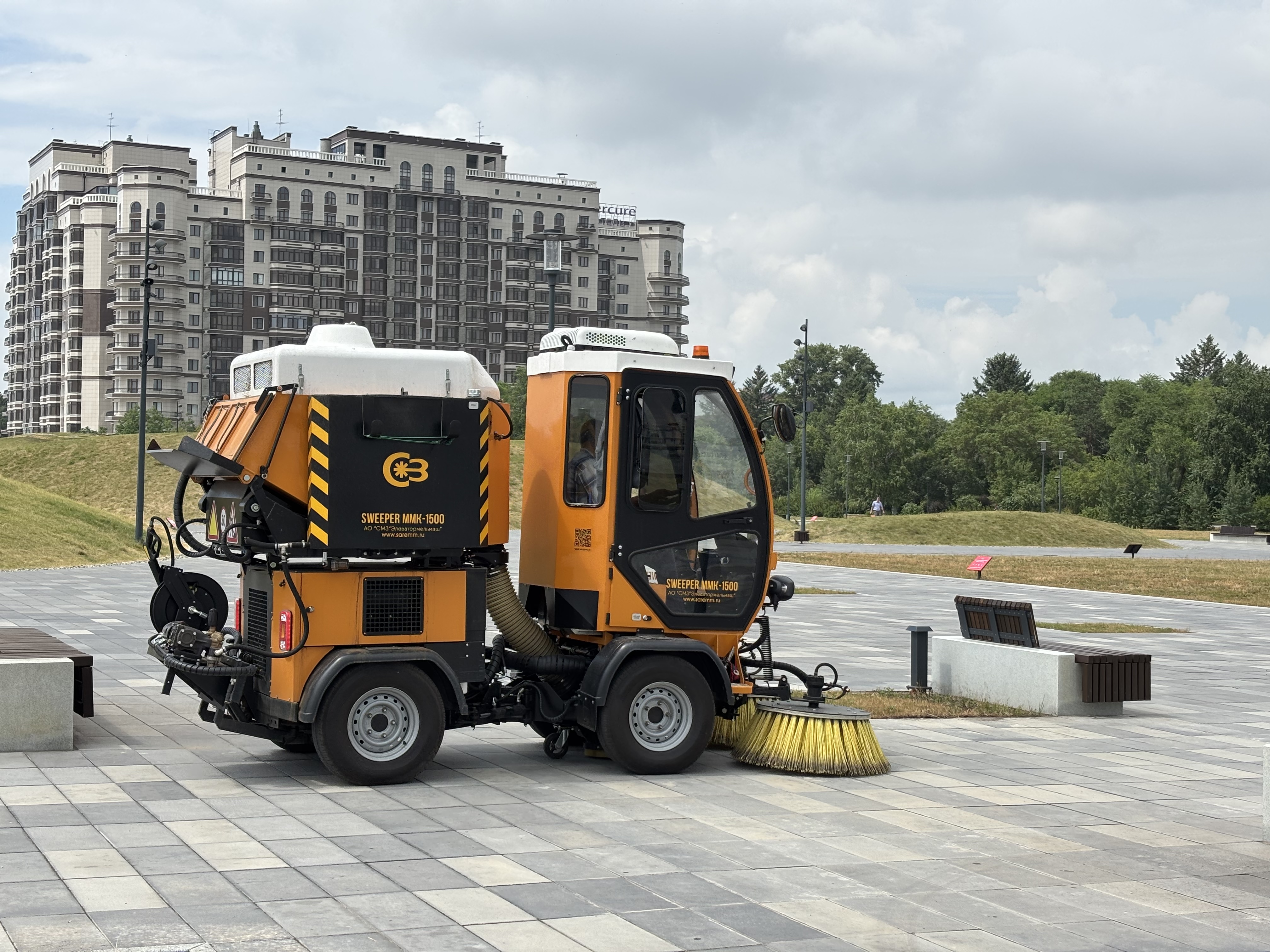 Новая подметально-уборочная техника вышла на улицы Благовещенска