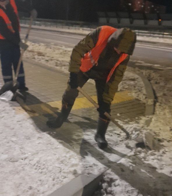 Ночью ГСТК очищал тротуары на Тепличной и 50 лет Октября