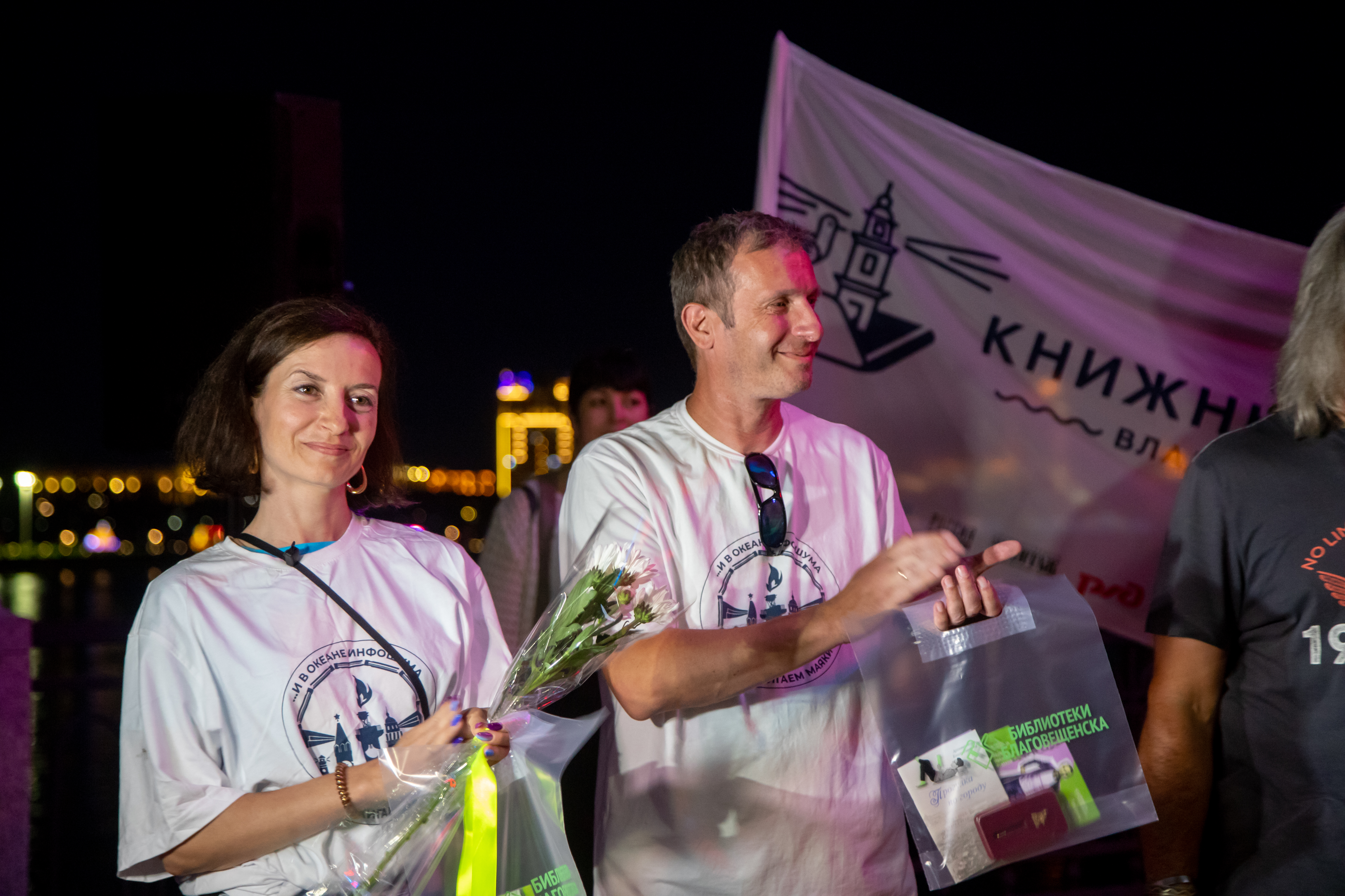 Участники книжного автопробега «Дорога на маяк» подарили библиотекам Благовещенска книги и маяк