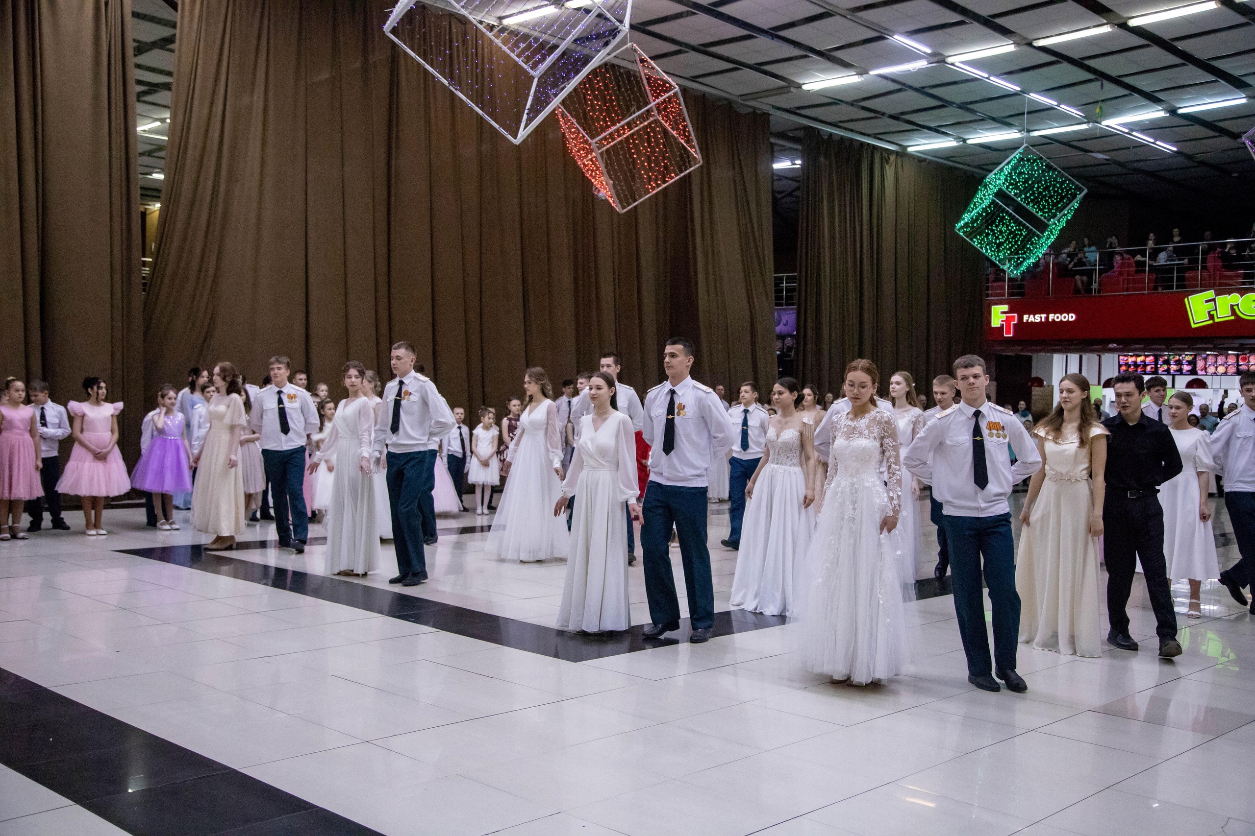 Больше 400 благовещенцев закружил кадетский бал