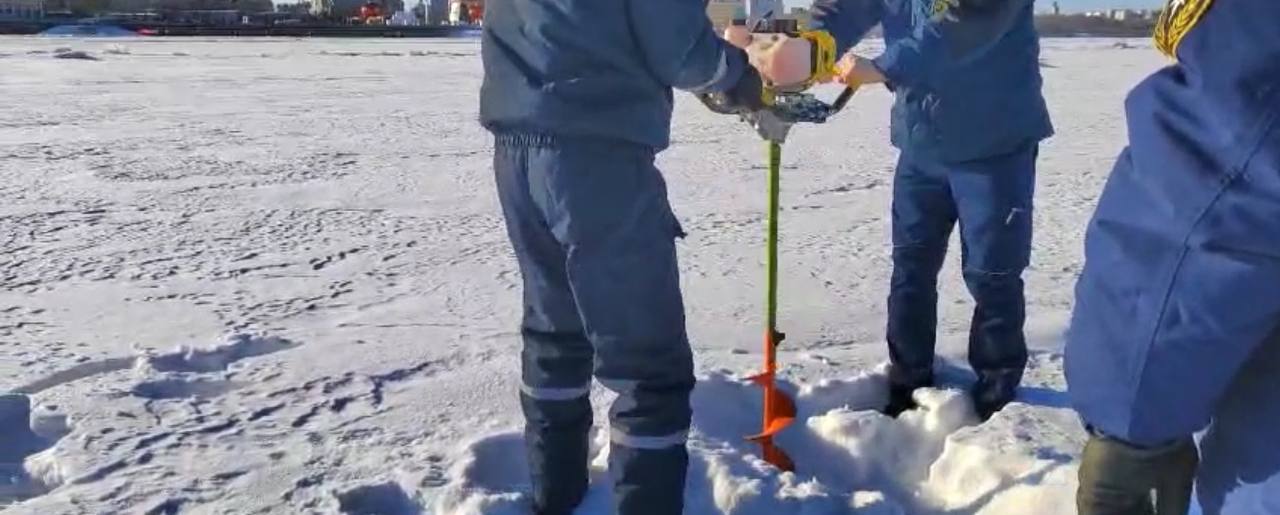 На реке Амур провели первые замеры толщины льда 