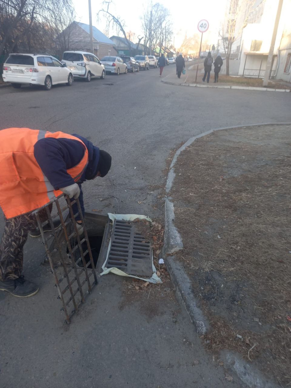 Рабочие ГСТК устранили опасную ситуацию на дороге