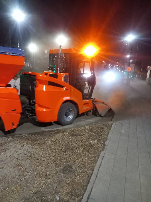 Сегодня службы ГСТК планируют помыть автобусные остановки, профилировать грунтовые дороги, смонтировать леерные ограждения. Будьте внимательны и осторожны на дорогах! 