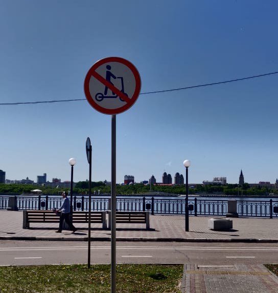 На набережной Благовещенска устанавливают новые дорожные знаки