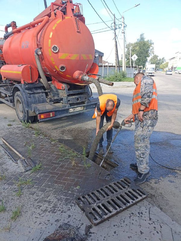На благовещенские магистрали вышел илосос для очистки дождеприемных колодцев 