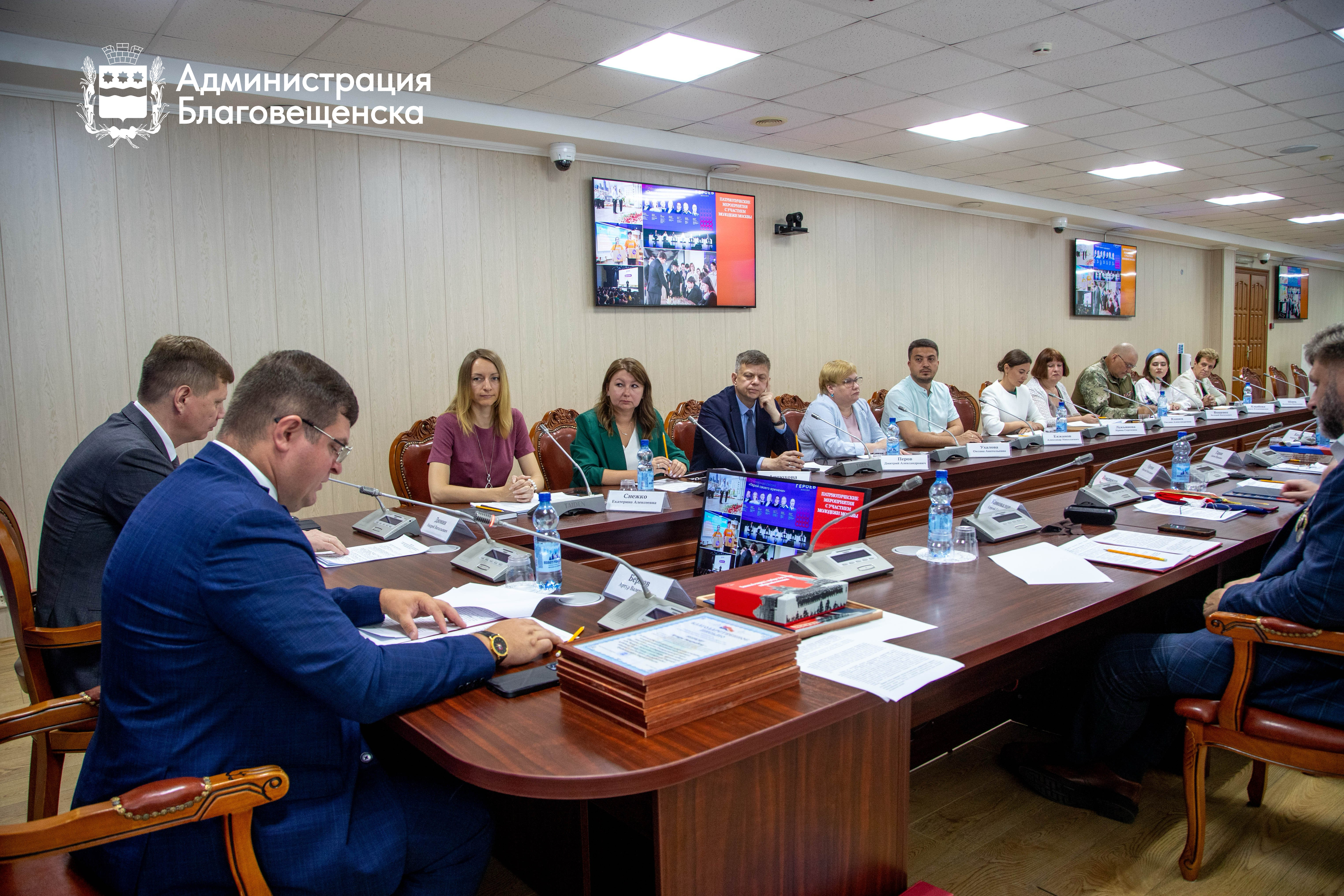 «Цветы на воде», «Автобус Победы» и экосистема развития: Благовещенск поделился опытом патриотического воспитания с Москвой