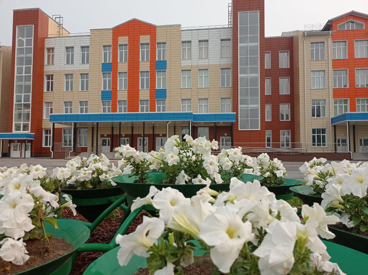 Родителям учеников самой большой школы Дальнего Востока нужно заранее позаботиться о парковке 