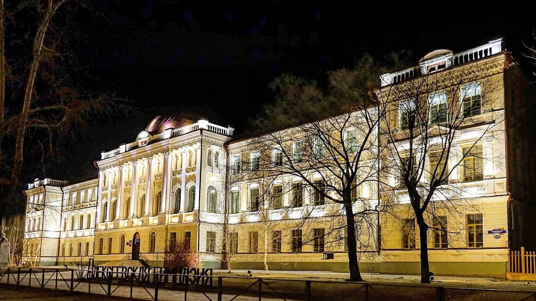 "Золотой Трезини": благовещенская Алексеевская гимназия может стать всероссийским победителем 