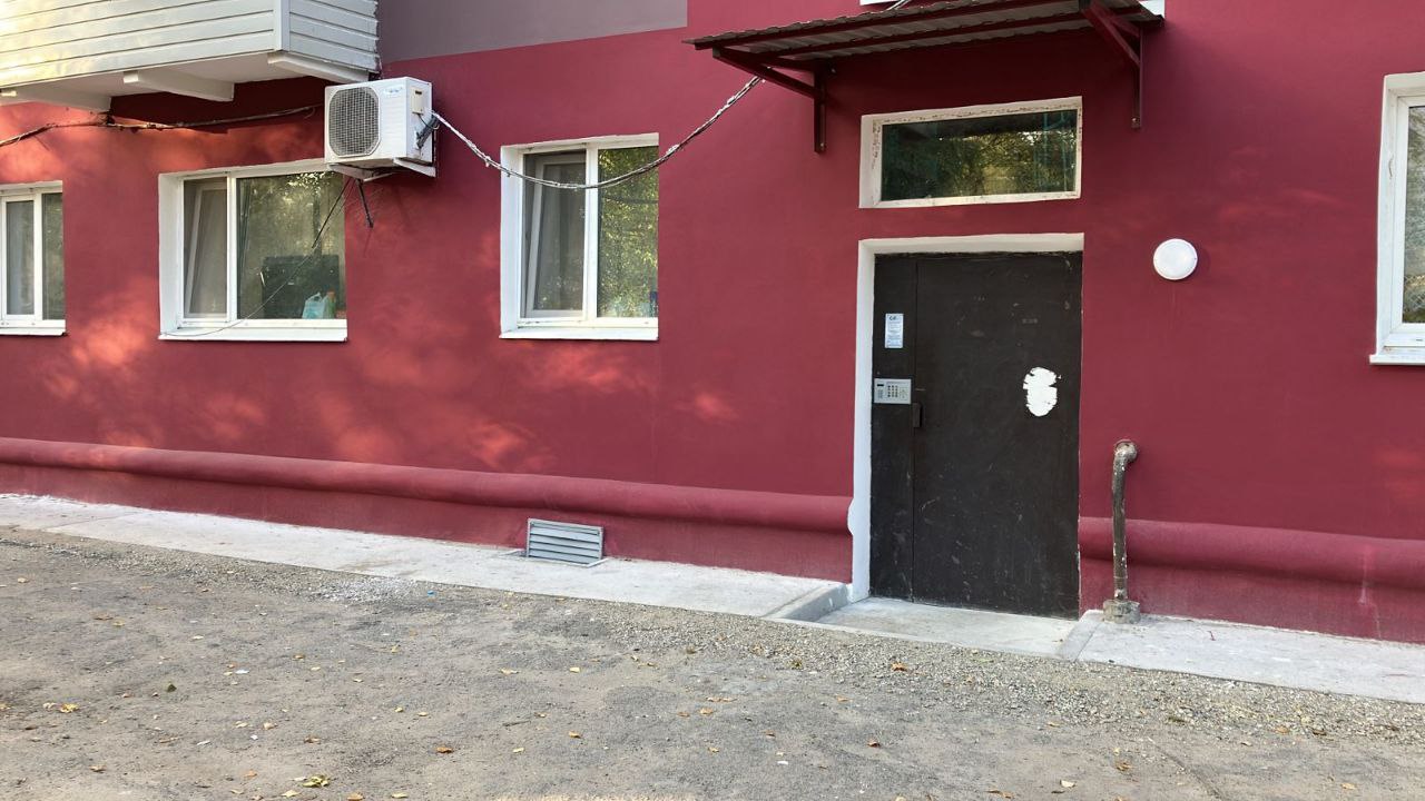 Намертво приклеили свою рекламу: жители отремонтированного дома в Благовещенске пожаловались на расклейщиков