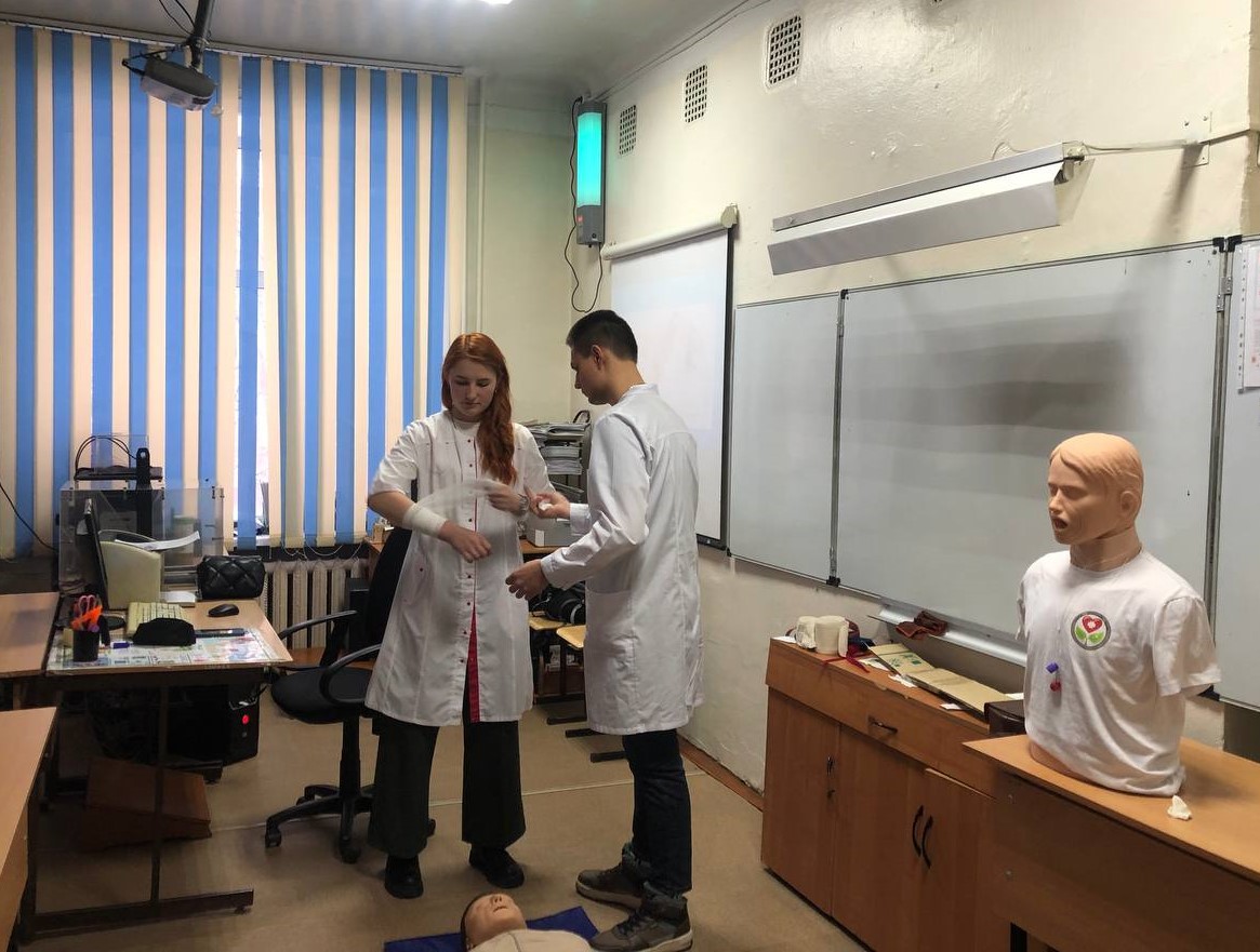 Учеников благовещенской школы №27 научили оказывать первую помощь