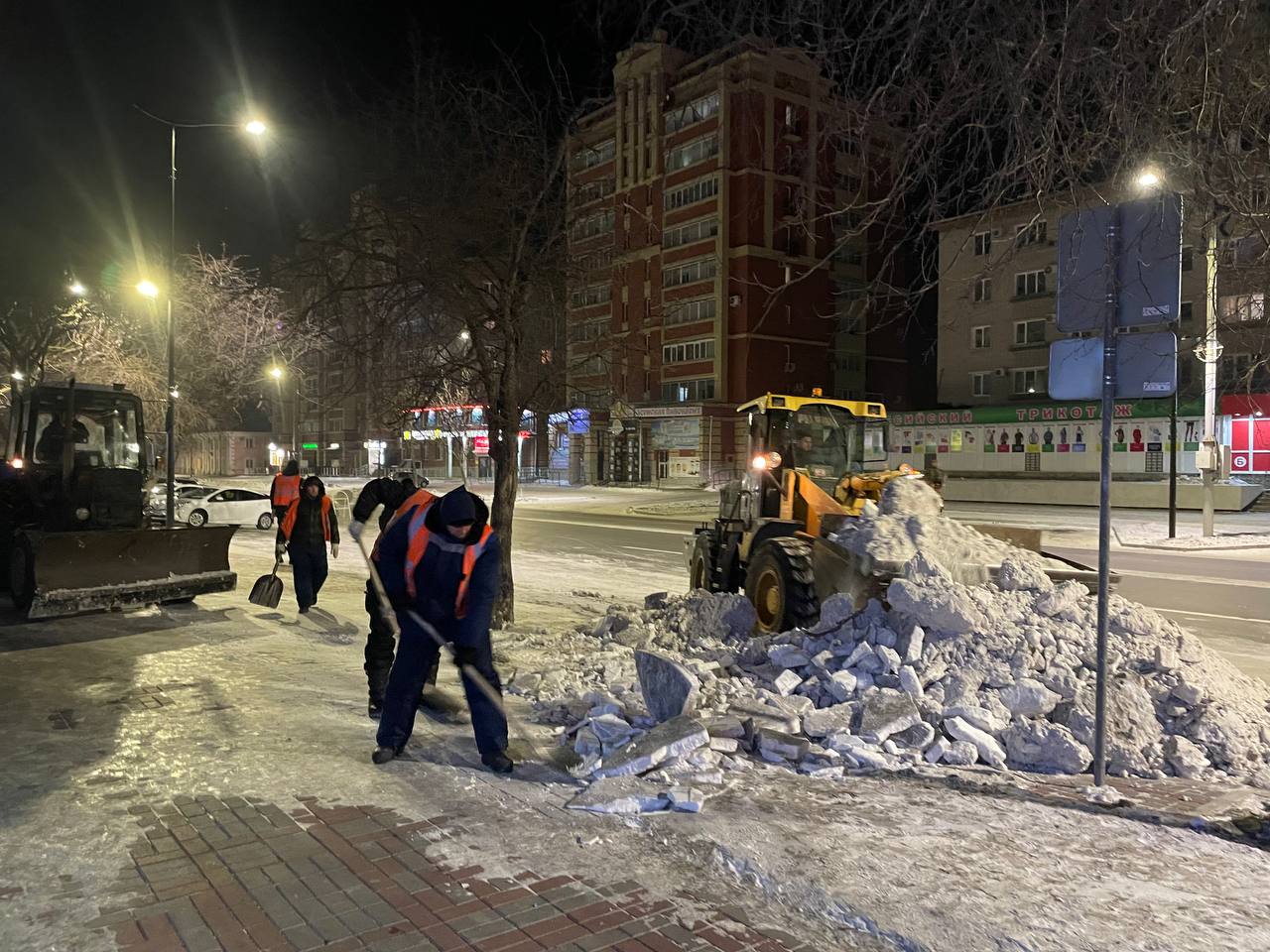 Тротуары по Шевченко, 50 лет Октября и Б. Хмельницкого стали чище за ночь