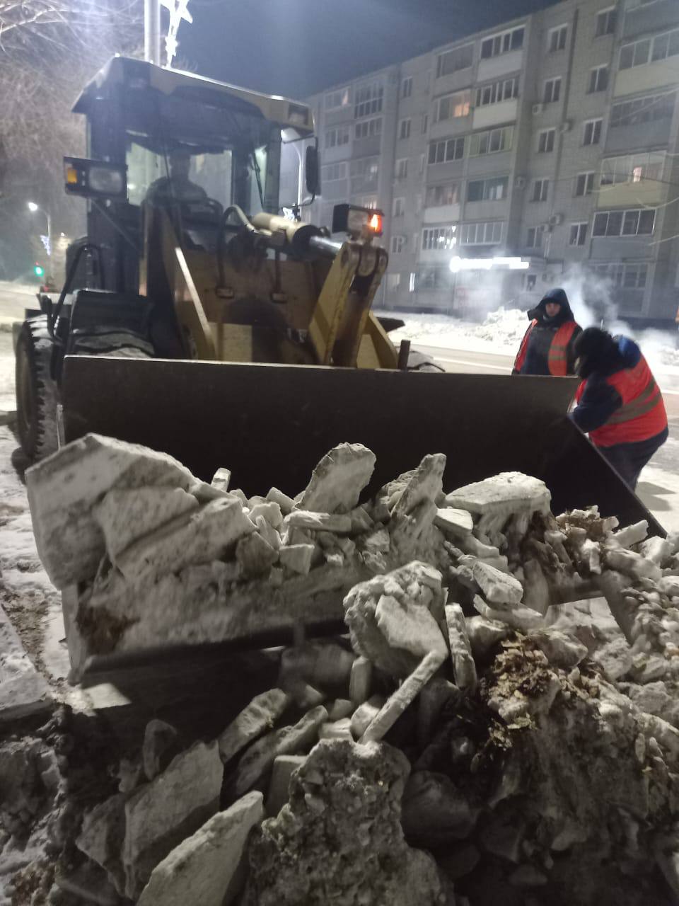 Рабочие ГСТК чистят заездные карманы и устраняют последствия ДТП