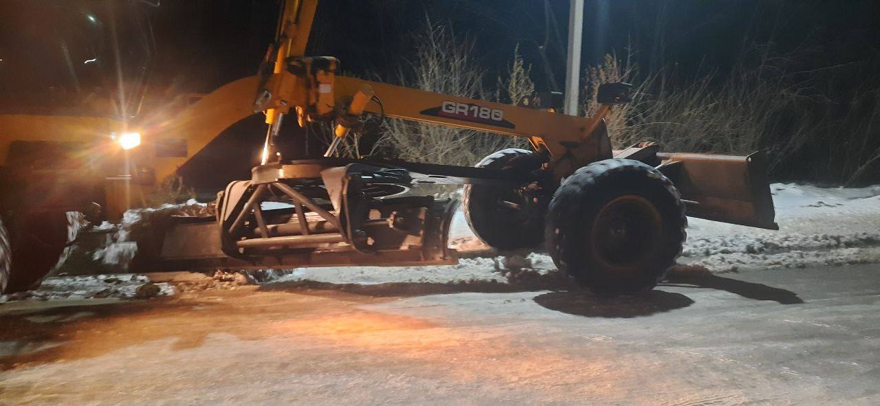 Снимать снежное «покрывало» с городских магистралей продолжает ГСТК