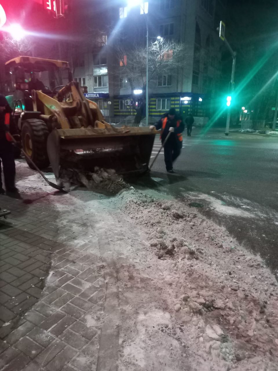 Сотрудники ГСТК очистили несколько кварталов Красноармейской от наледи 