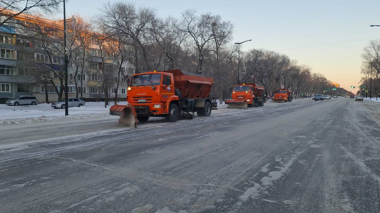 Спецтехника борется с последствиями ноябрьского снегопада  