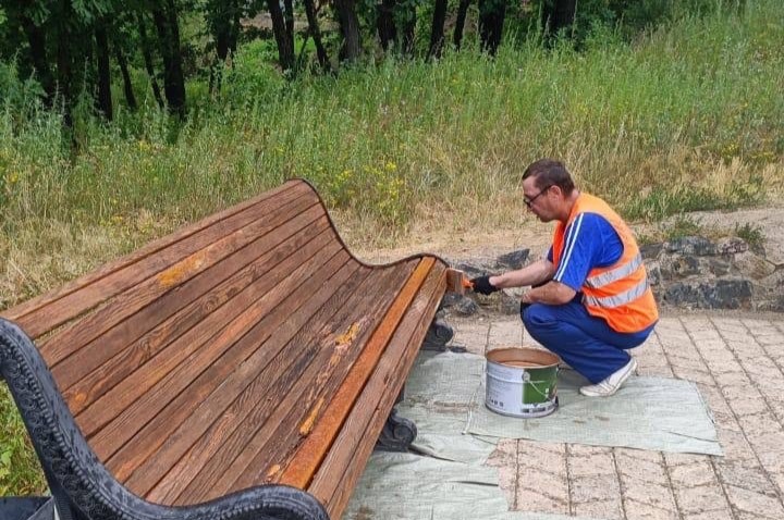 Лавочки около памятника казакам-первопроходцам приводят в порядок