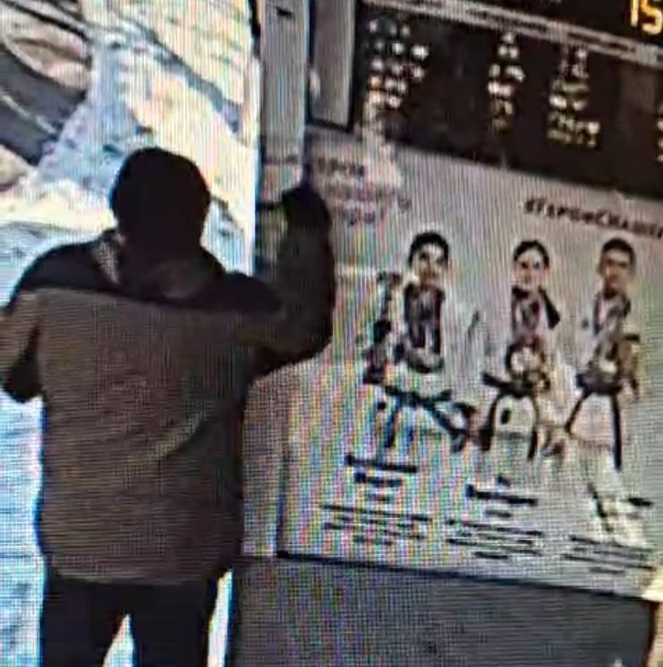 В Благовещенске расклейщики продолжают портить остановки рекламой