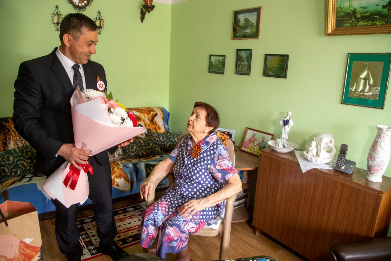 Мэр Благовещенска Олег Имамеев поздравил с наступающим Днем Победы Клару Верисоцкую